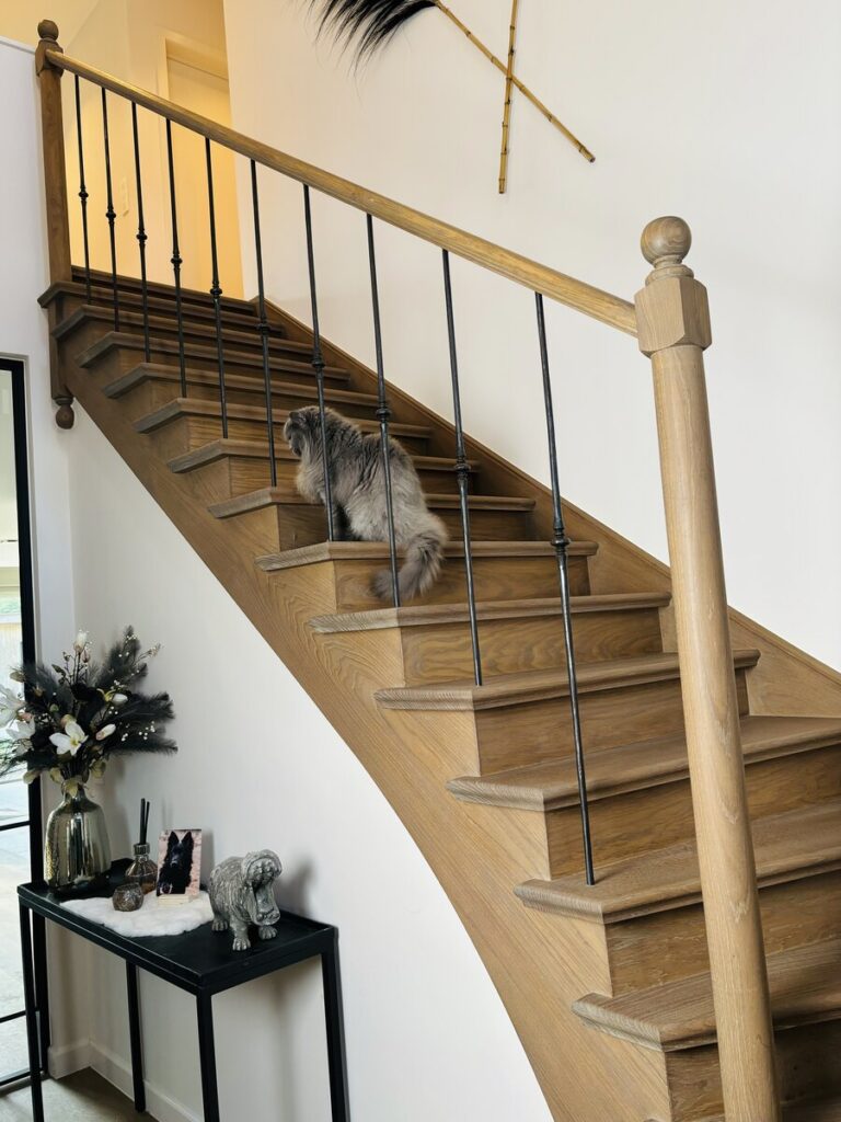 landelijke trap,engelse stijl,rustiek,houten trap,smeedijzer balusters,roestkleuring