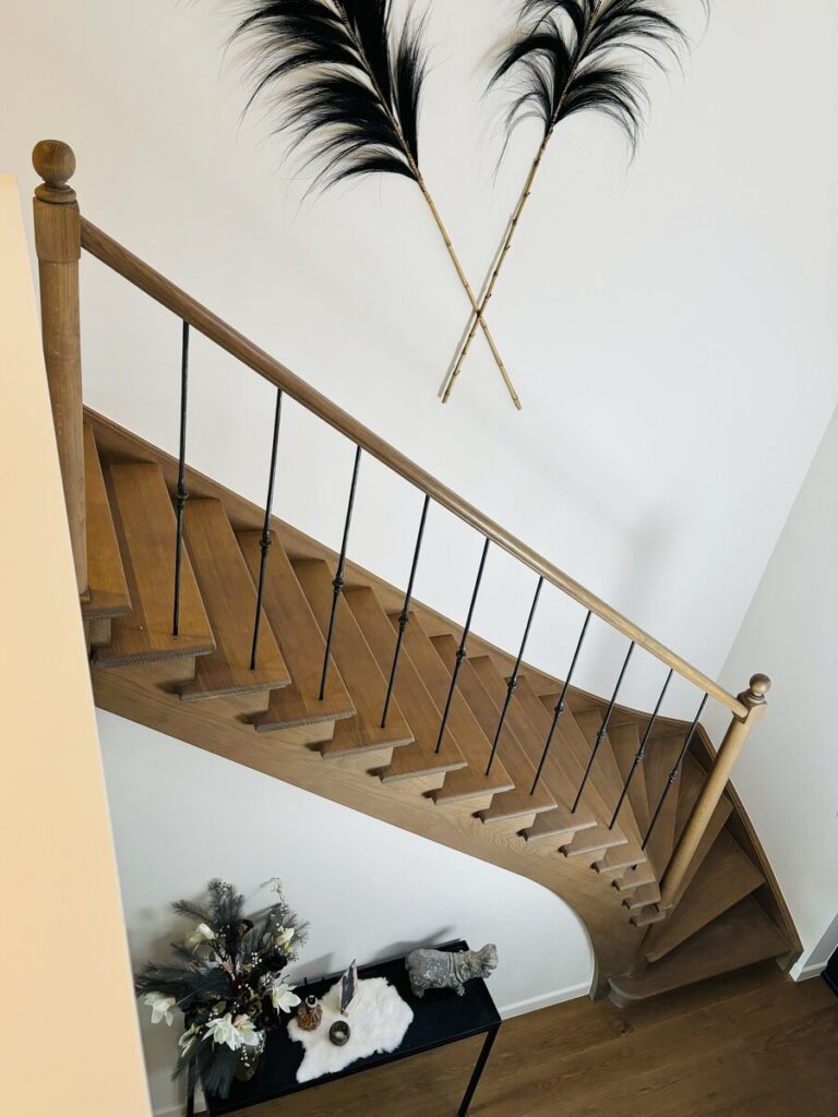 landelijke trap,engelse stijl,rustiek,houten trap,smeedijzer balusters,roestkleuring