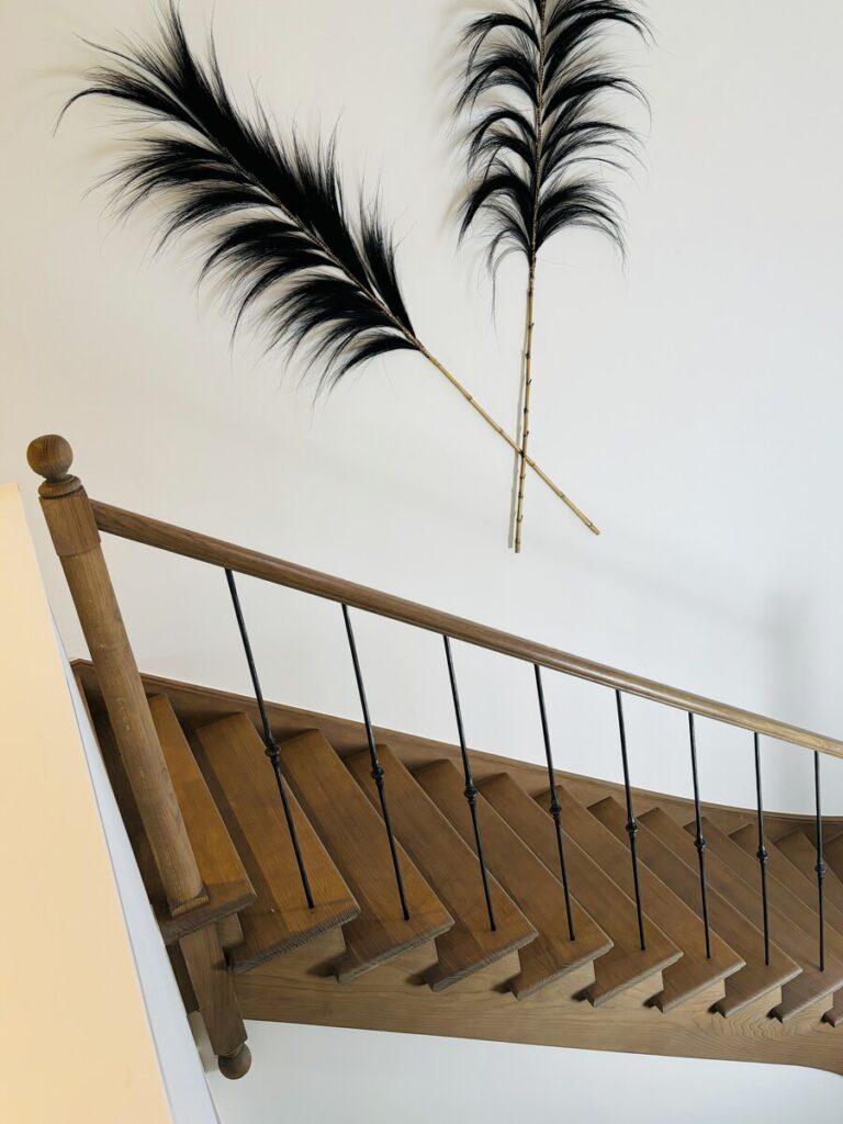 landelijke trap,engelse stijl,rustiek,houten trap,smeedijzer balusters,roestkleuring