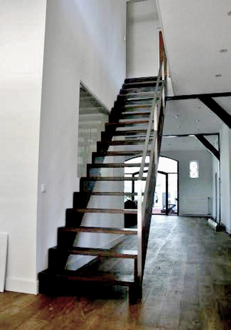 moderne trap,rustieke trap,trap op keepbomen,metalen balustrade,metalen leuning,glas,donkerbruin hout,nerf zichtbaar,Voorstonden,Nederland