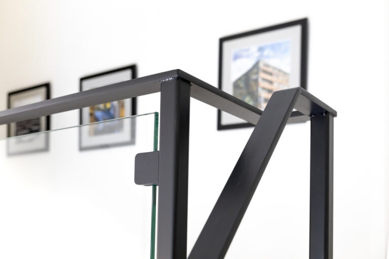 z-trap,z-vorm,houten trap,design trap,moderne trap,zwart metalen leuning,gepoedercoat,poedercoating,ral 9005,dinteloord,nederland