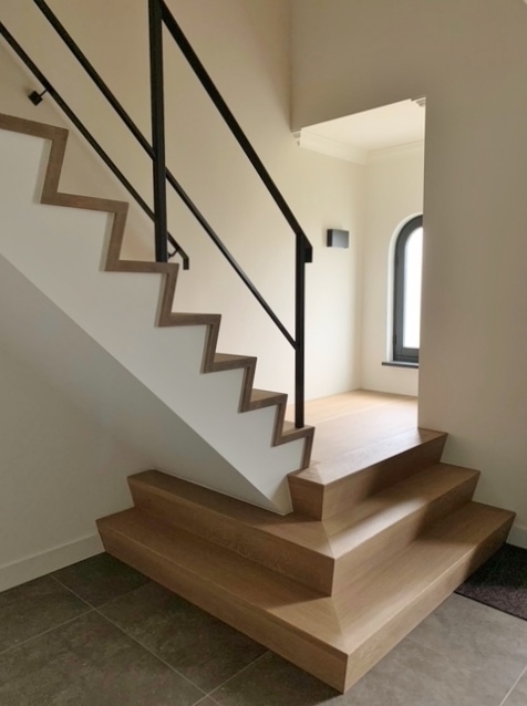 z-trap,houten trap,bloktreden bij aanvang van de trap,bordes,erker,zwart metaal,metalen leuning,metalen balustrade,zwart gepoedercoat,RAL 9005,metalen balustrade op de overloop