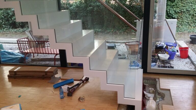 witte trap,moderne trap,zelfdragende trap,glazen balustrade,L-vorm,blokvorm,glazen wand,modern interieur