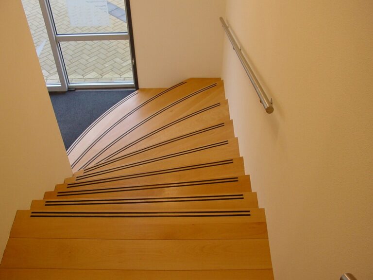 brede trap,moderne trap,houten trap,naaldwijk,nederland,bovenaanzicht,zicht op de kwartslag,draaien van de trap,bocht,inox muurgreep