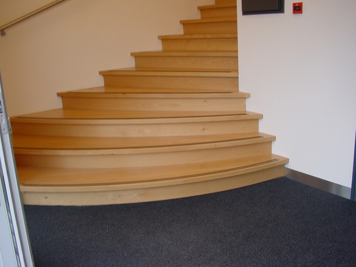 brede trap,moderne trap,houten trap,naaldwijk,nederland,aanvang van de trap,vooraanzicht
