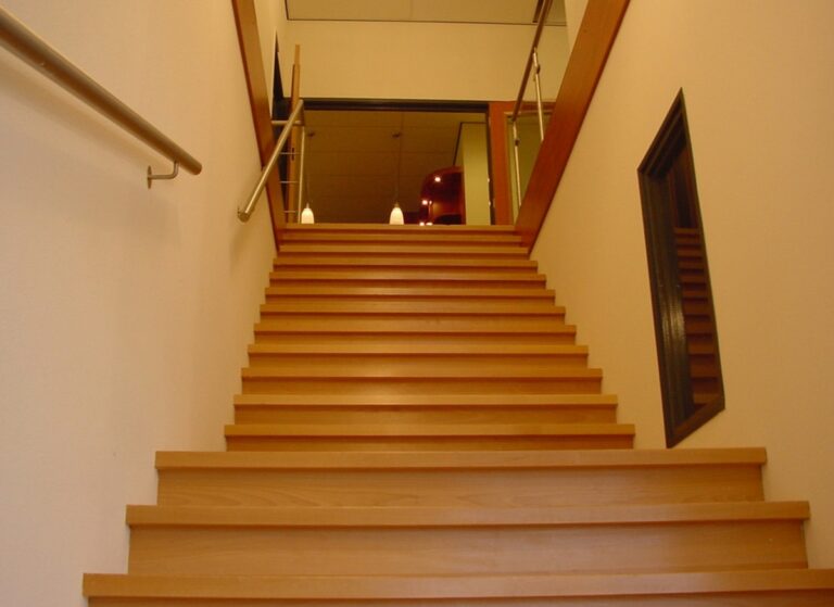 brede trap,moderne trap,houten trap,naaldwijk,nederland,bestijgen van de trap,zicht op bordes