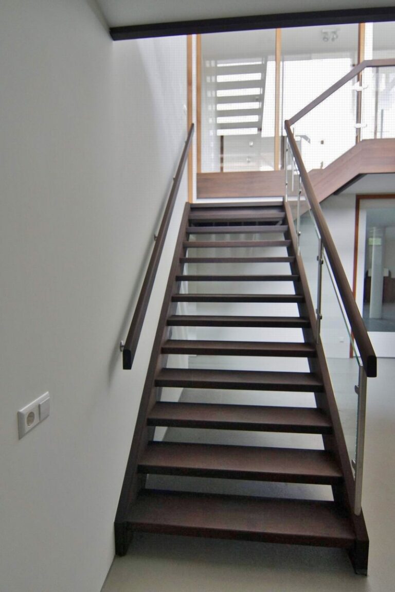 designtrap,houten trap,glazen wand,glazen balustrade,meerdere verdiepingen,zonnemaire,schouwen-duiveland,zeeland,nederland