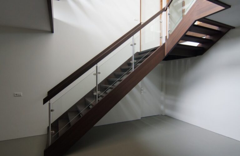 designtrap,houten trap,glazen wand,glazen balustrade,meerdere verdiepingen,zonnemaire,schouwen-duiveland,zeeland,nederland