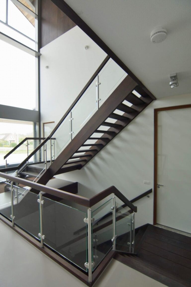 designtrap,houten trap,glazen wand,glazen balustrade,meerdere verdiepingen,zonnemaire,schouwen-duiveland,zeeland,nederland