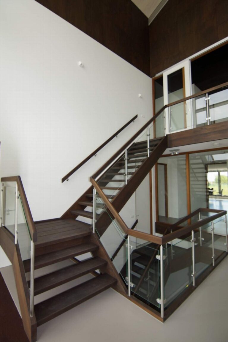 designtrap,houten trap,glazen wand,glazen balustrade,meerdere verdiepingen,zonnemaire,schouwen-duiveland,zeeland,nederland