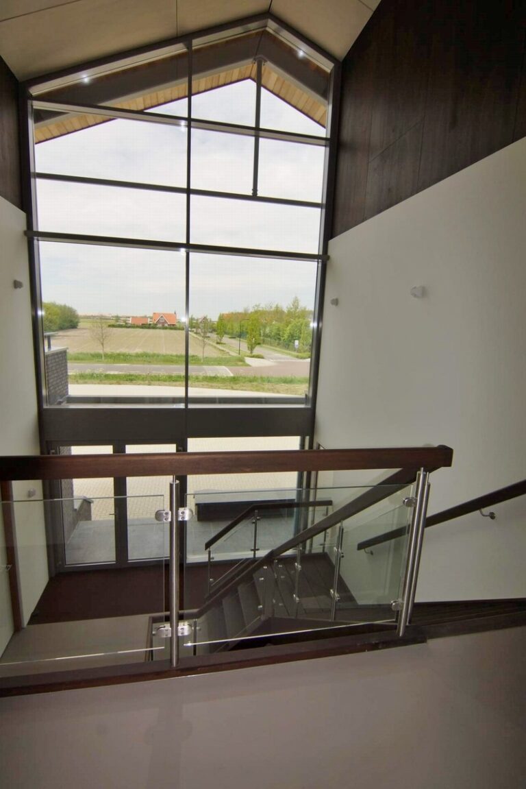 designtrap,houten trap,glazen wand,glazen balustrade,meerdere verdiepingen,zonnemaire,schouwen-duiveland,zeeland,nederland