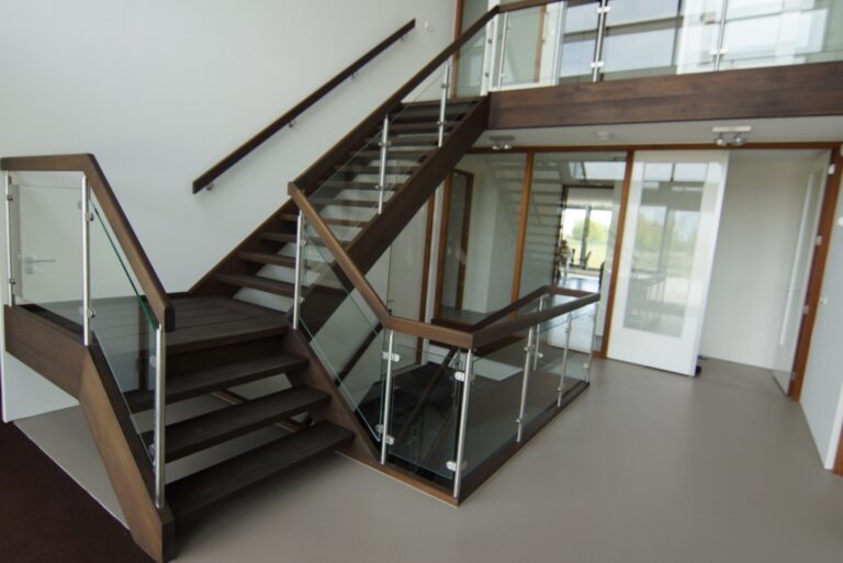 designtrap,houten trap,glazen wand,glazen balustrade,meerdere verdiepingen,zonnemaire,schouwen-duiveland,zeeland,nederland