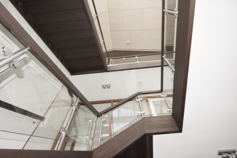designtrap,houten trap,glazen wand,glazen balustrade,meerdere verdiepingen,zonnemaire,schouwen-duiveland,zeeland,nederland