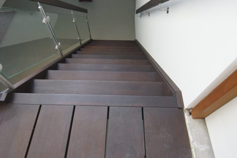 designtrap,houten trap,glazen wand,glazen balustrade,meerdere verdiepingen,zonnemaire,schouwen-duiveland,zeeland,nederland
