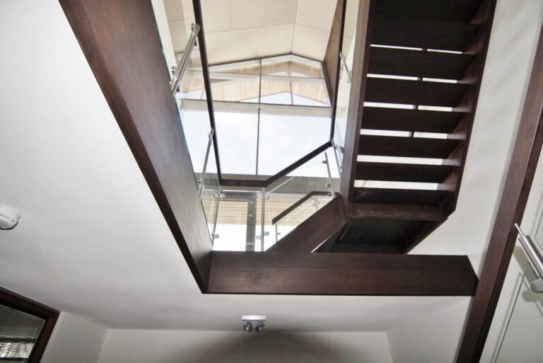 designtrap,houten trap,glazen wand,glazen balustrade,meerdere verdiepingen,zonnemaire,schouwen-duiveland,zeeland,nederland