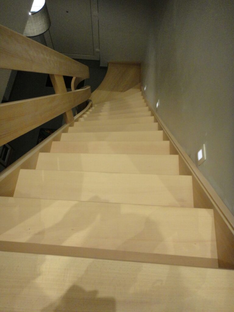 houten trap,trap op maat,trappaal,sculptuur,cilinder,marc van loon,trappenmaker, Essen