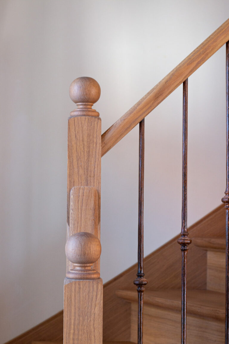 landelijke trap,houten trap,smeedijzeren trapspijlen,smeedijzeren balusters,roestverkleuring,rustiek element,Kalmthout, België