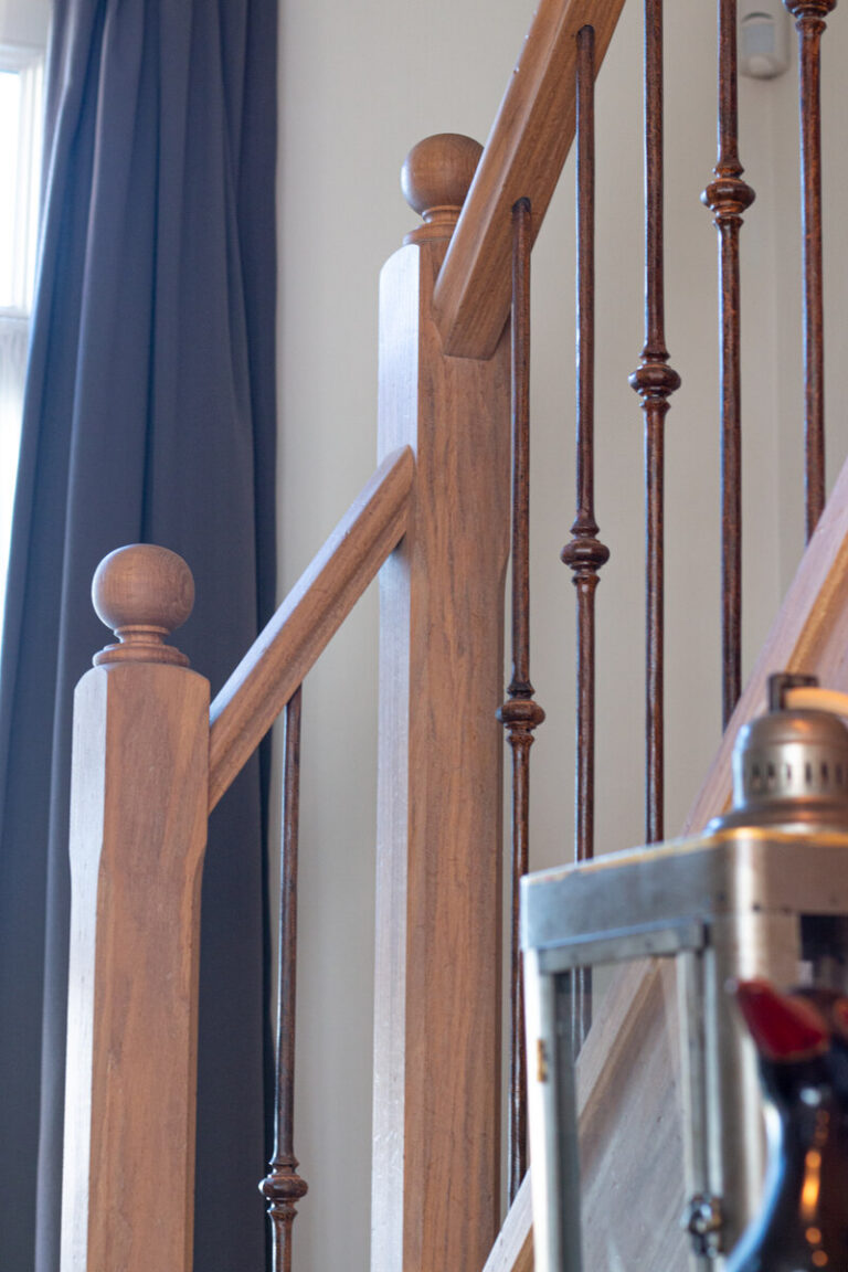 landelijke trap,houten trap,smeedijzeren trapspijlen,smeedijzeren balusters,roestverkleuring,rustiek element,Kalmthout, België