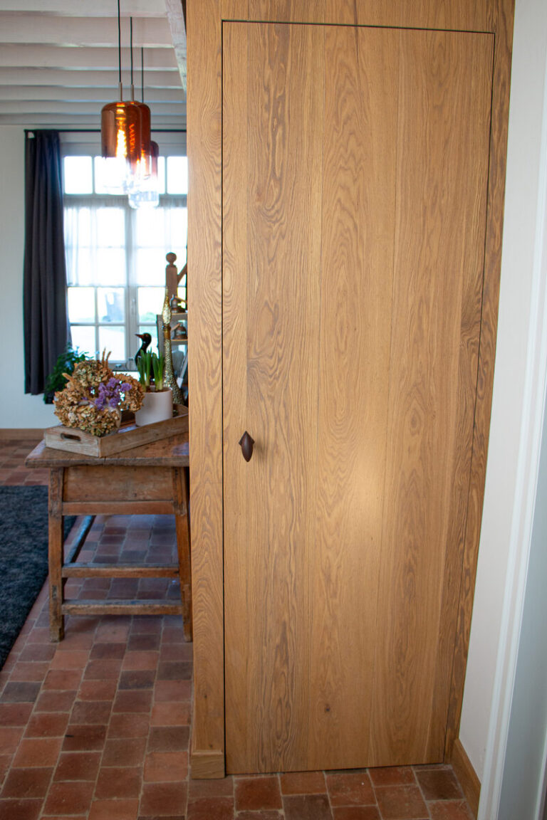 landelijke trap,houten trap,smeedijzeren trapspijlen,smeedijzeren balusters,roestverkleuring,rustiek element,Kalmthout, België