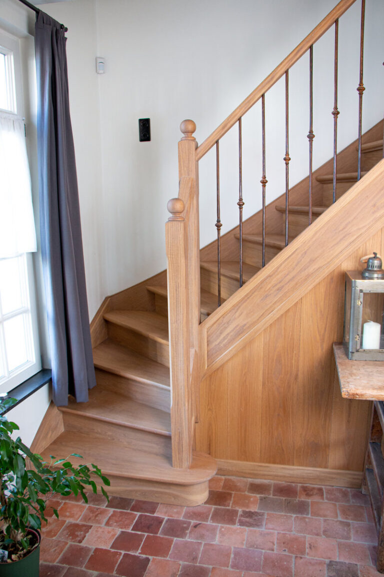 landelijke trap,houten trap,smeedijzeren trapspijlen,smeedijzeren balusters,roestverkleuring,rustiek element,Kalmthout, België