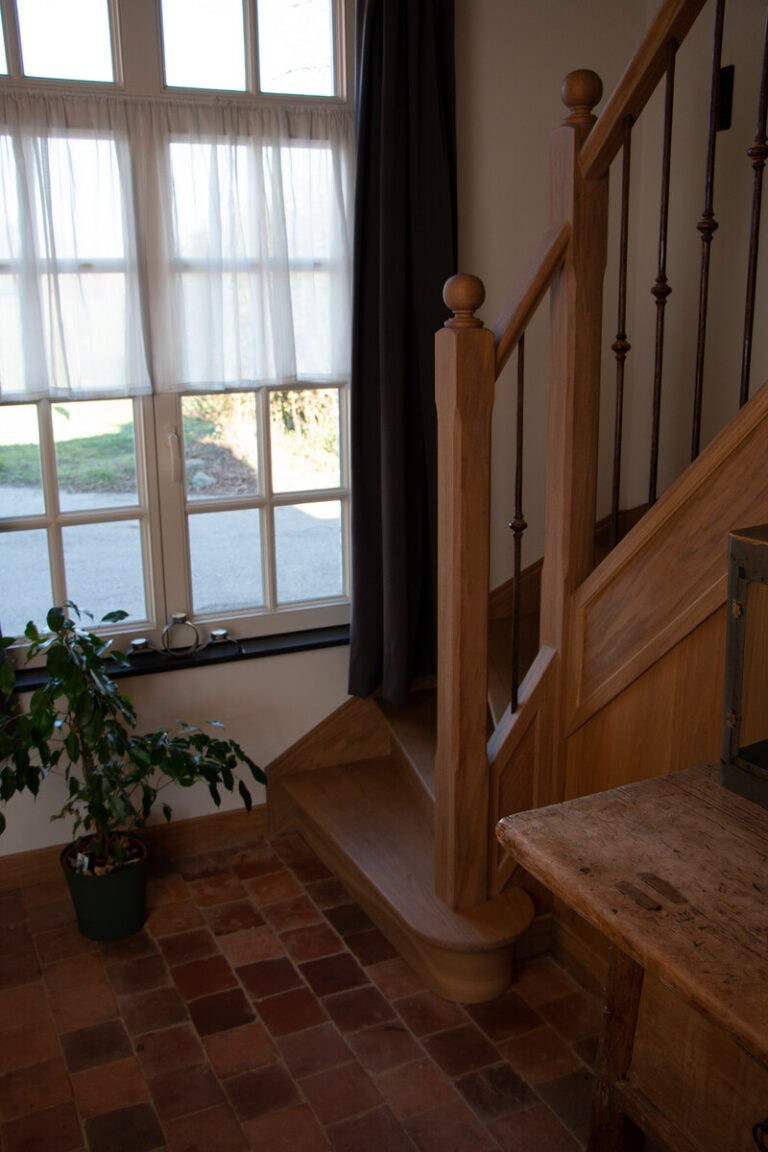 landelijke trap,houten trap,smeedijzeren trapspijlen,smeedijzeren balusters,roestverkleuring,rustiek element,Kalmthout, België