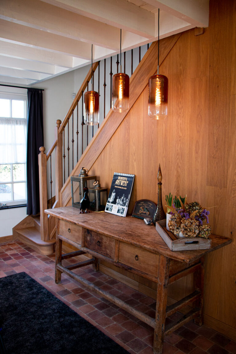 landelijke trap,houten trap,smeedijzeren trapspijlen,smeedijzeren balusters,roestverkleuring,rustiek element,Kalmthout, België