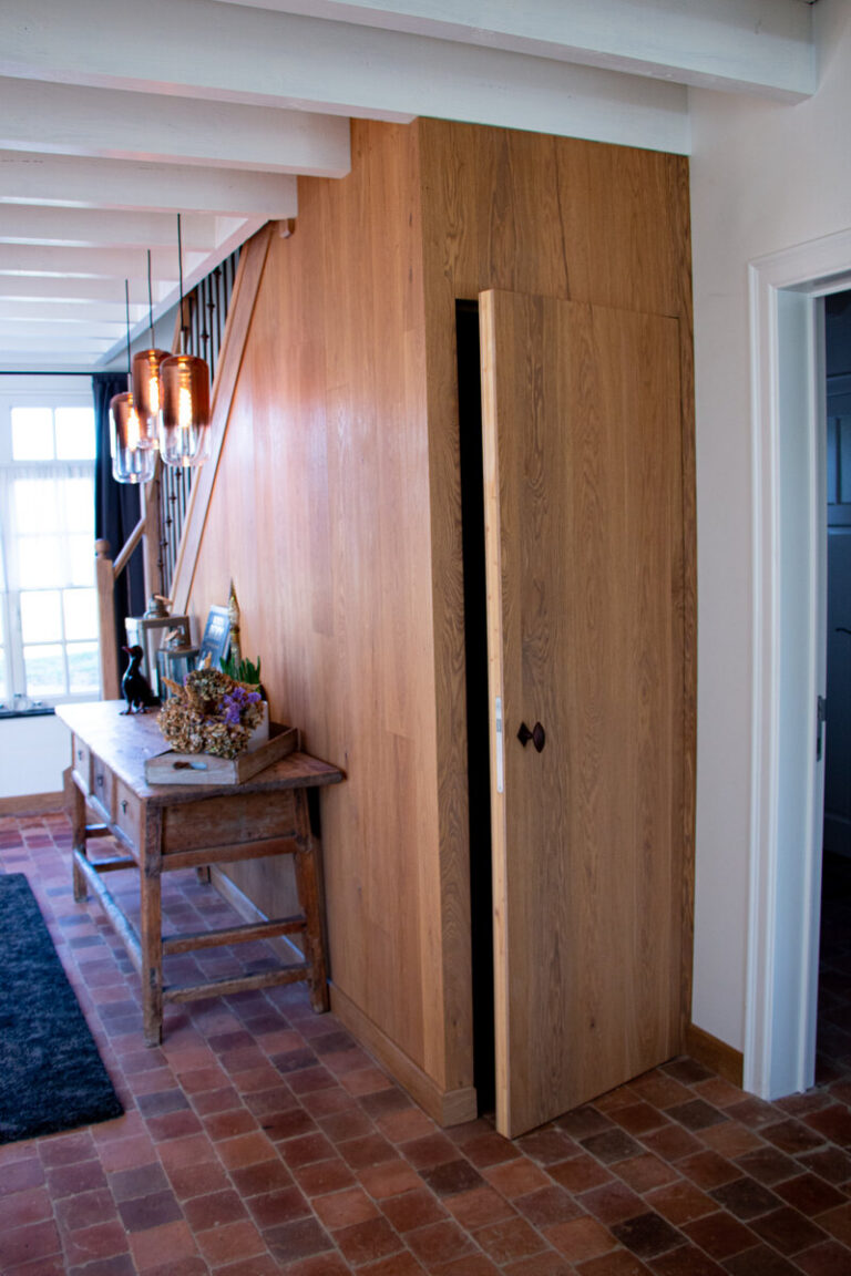 landelijke trap,houten trap,smeedijzeren trapspijlen,smeedijzeren balusters,roestverkleuring,rustiek element,Kalmthout, België