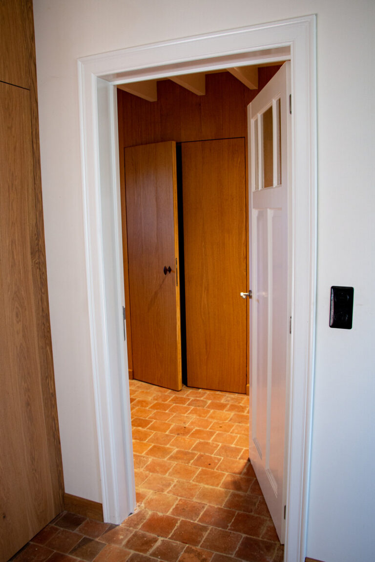 landelijke trap,houten trap,smeedijzeren trapspijlen,smeedijzeren balusters,roestverkleuring,rustiek element,Kalmthout, België
