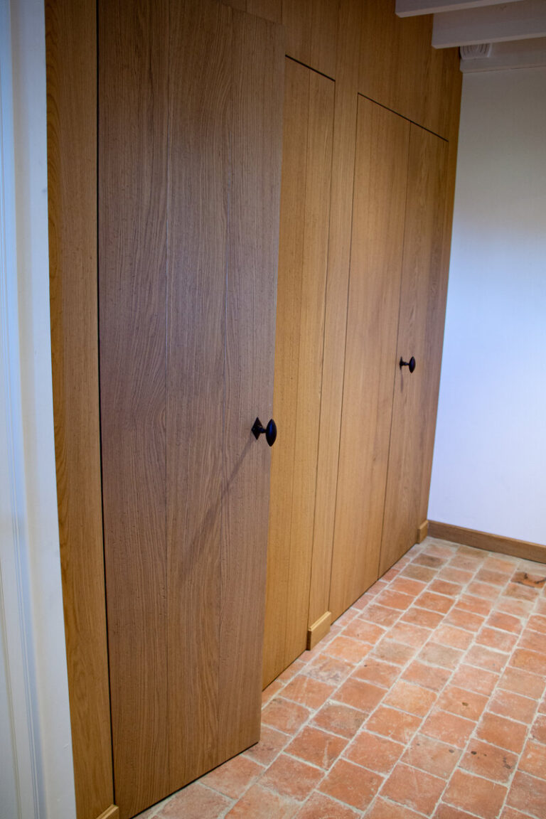 landelijke trap,houten trap,smeedijzeren trapspijlen,smeedijzeren balusters,roestverkleuring,rustiek element,Kalmthout, België