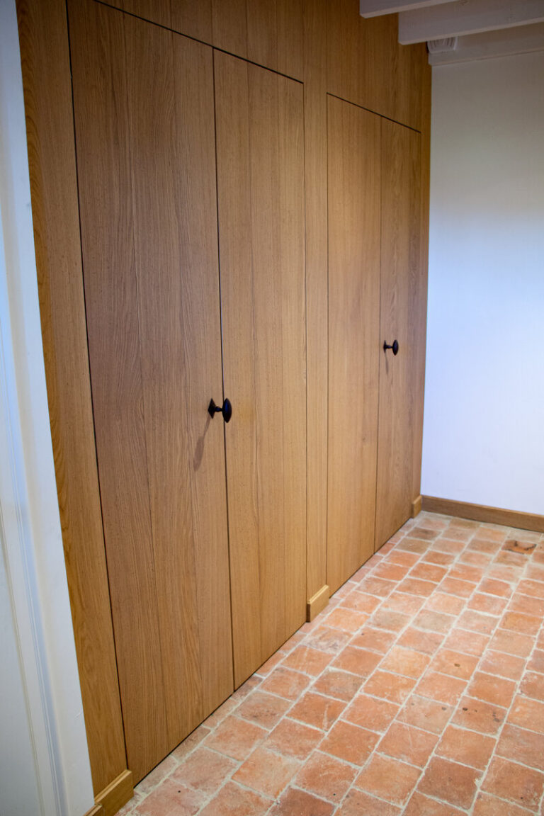 landelijke trap,houten trap,smeedijzeren trapspijlen,smeedijzeren balusters,roestverkleuring,rustiek element,Kalmthout, België
