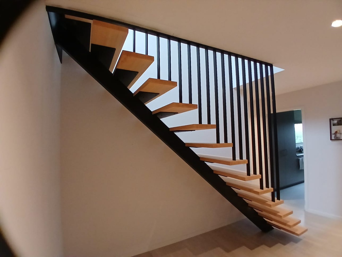 houten trap,treden op middenkeepboom,metalen keepboom,zwart gepoedercoat,moderne trap,designtrap,eigentijds,kalmthout