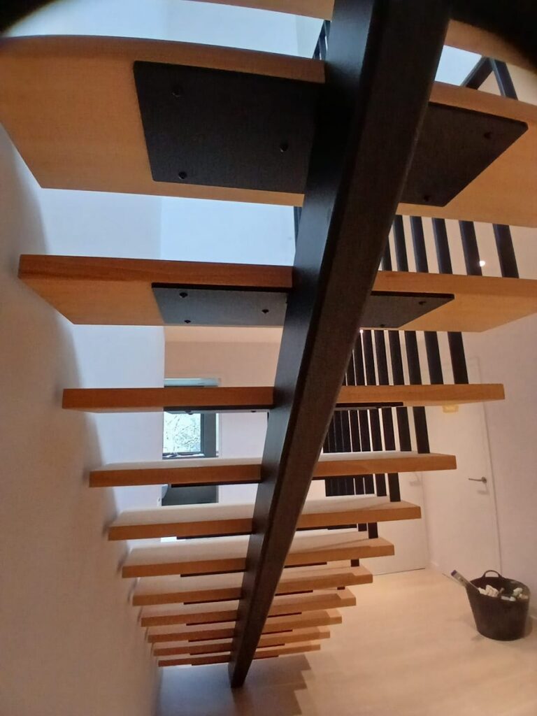 houten trap,treden op middenkeepboom,metalen keepboom,zwart gepoedercoat,moderne trap,designtrap,eigentijds,kalmthout
