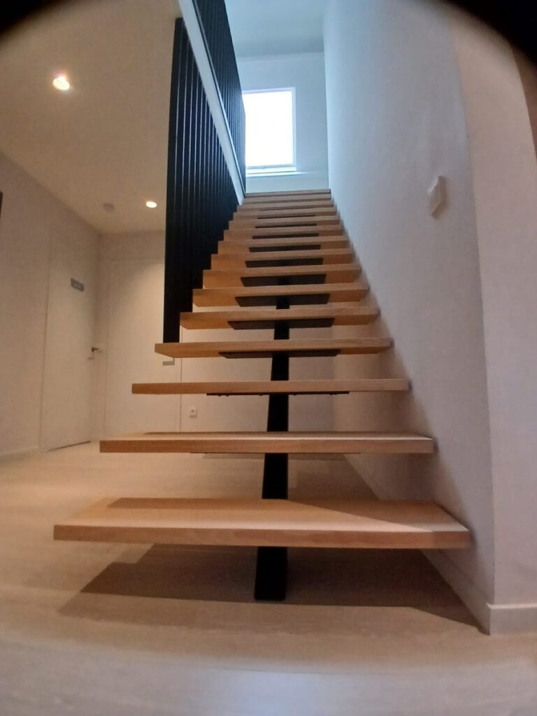houten trap,treden op middenkeepboom,metalen keepboom,zwart gepoedercoat,moderne trap,designtrap,eigentijds,kalmthout