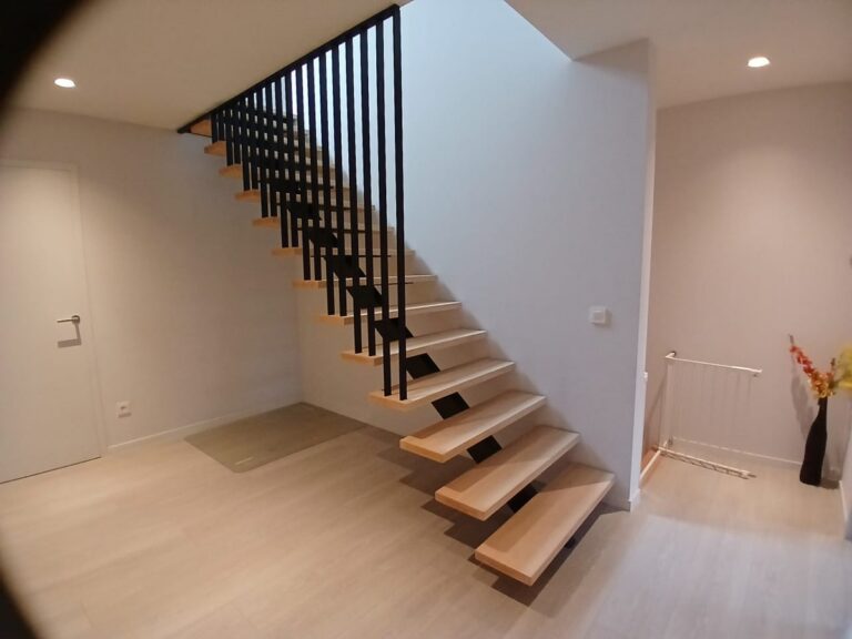 houten trap,treden op middenkeepboom,metalen keepboom,zwart gepoedercoat,moderne trap,designtrap,eigentijds,kalmthout
