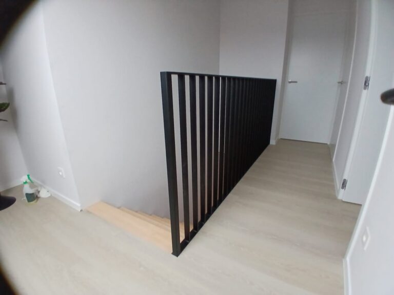 houten trap,treden op middenkeepboom,metalen keepboom,zwart gepoedercoat,moderne trap,designtrap,eigentijds,kalmthout