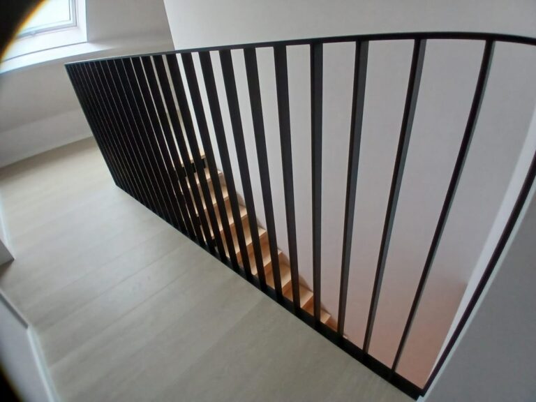 houten trap,treden op middenkeepboom,metalen keepboom,zwart gepoedercoat,moderne trap,designtrap,eigentijds,kalmthout
