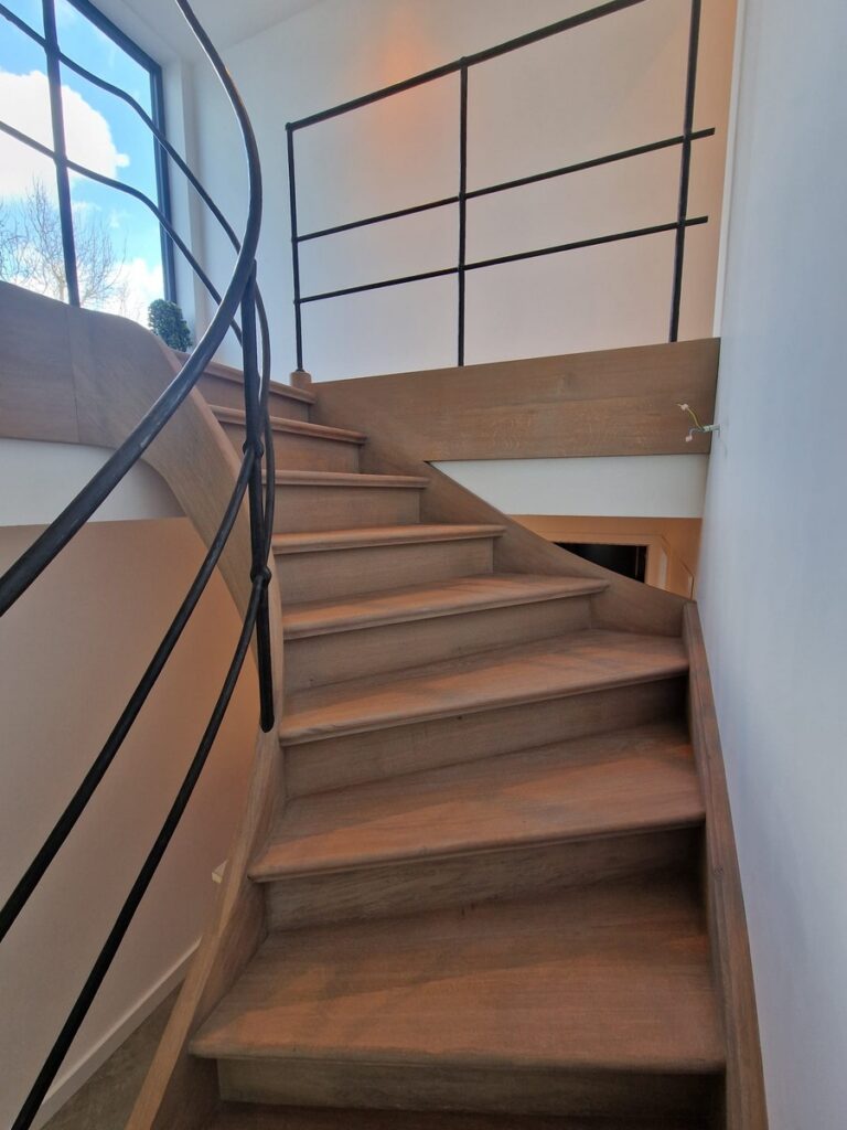 houten trap,smeedijzeren balustrade,zwart,gepoedercoat,trappenmaker Tremelo