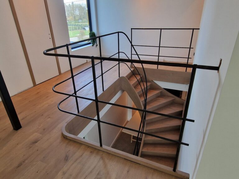 houten trap,smeedijzeren balustrade,zwart,gepoedercoat,trappenmaker Tremelo