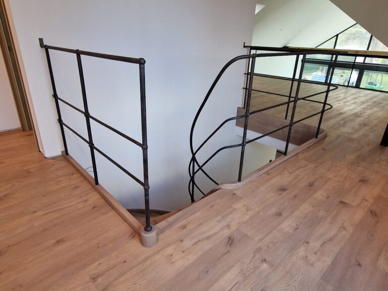 houten trap,smeedijzeren balustrade,zwart,gepoedercoat,trappenmaker Tremelo
