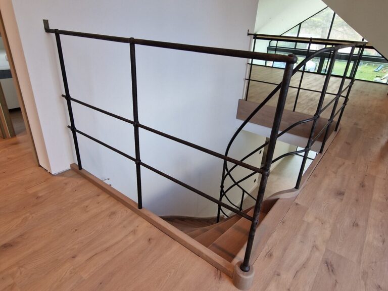 houten trap,smeedijzeren balustrade,zwart,gepoedercoat,trappenmaker Tremelo