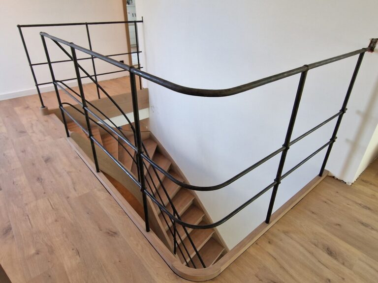 houten trap,smeedijzeren balustrade,zwart,gepoedercoat,trappenmaker Tremelo