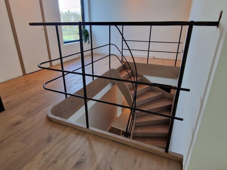 houten trap,smeedijzeren balustrade,zwart,gepoedercoat,trappenmaker Tremelo