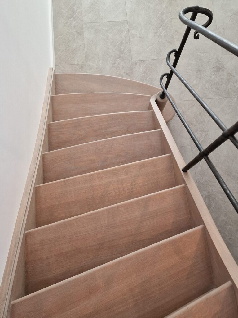 houten trap,smeedijzeren balustrade,zwart,gepoedercoat,trappenmaker Tremelo