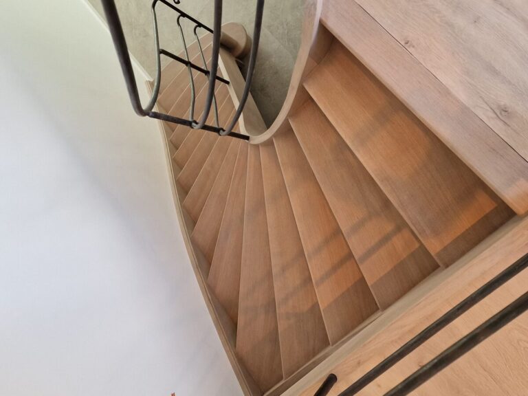 houten trap,smeedijzeren balustrade,zwart,gepoedercoat,trappenmaker Tremelo