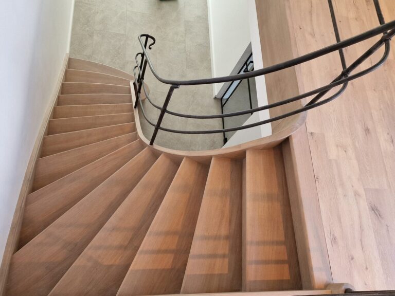 houten trap,smeedijzeren balustrade,zwart,gepoedercoat,trappenmaker Tremelo