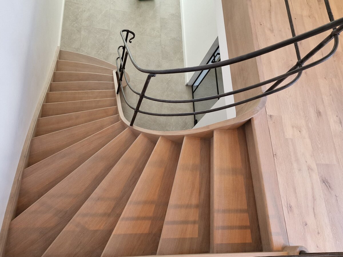 houten trap,smeedijzeren balustrade,zwart,gepoedercoat,trappenmaker Tremelo