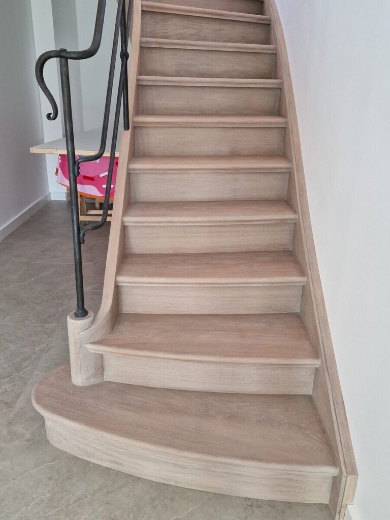 houten trap,smeedijzeren balustrade,zwart,gepoedercoat,trappenmaker Tremelo