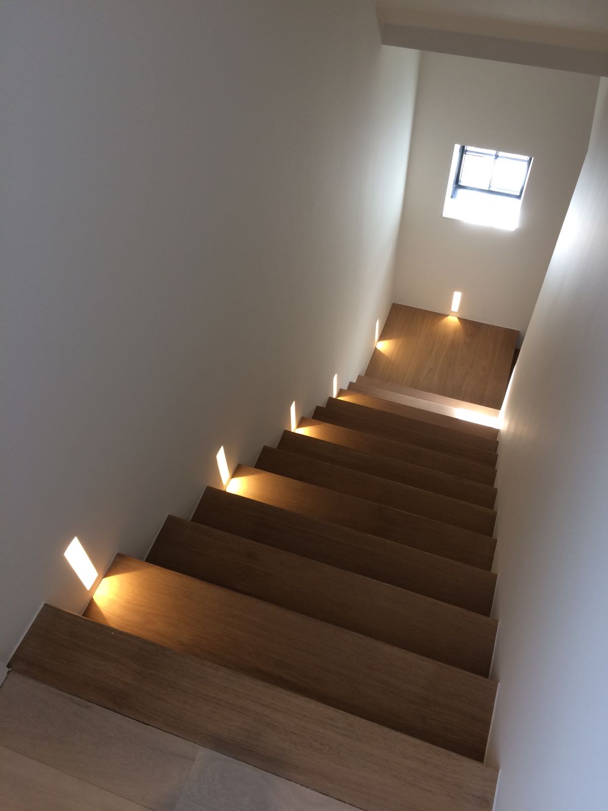 Featured image for “Houten bloktrap tussen muren met bordes in Essen”