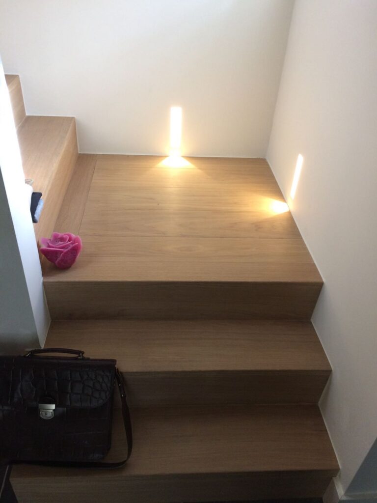 houten trap tussen muren,z-trap,bordes,Essen
