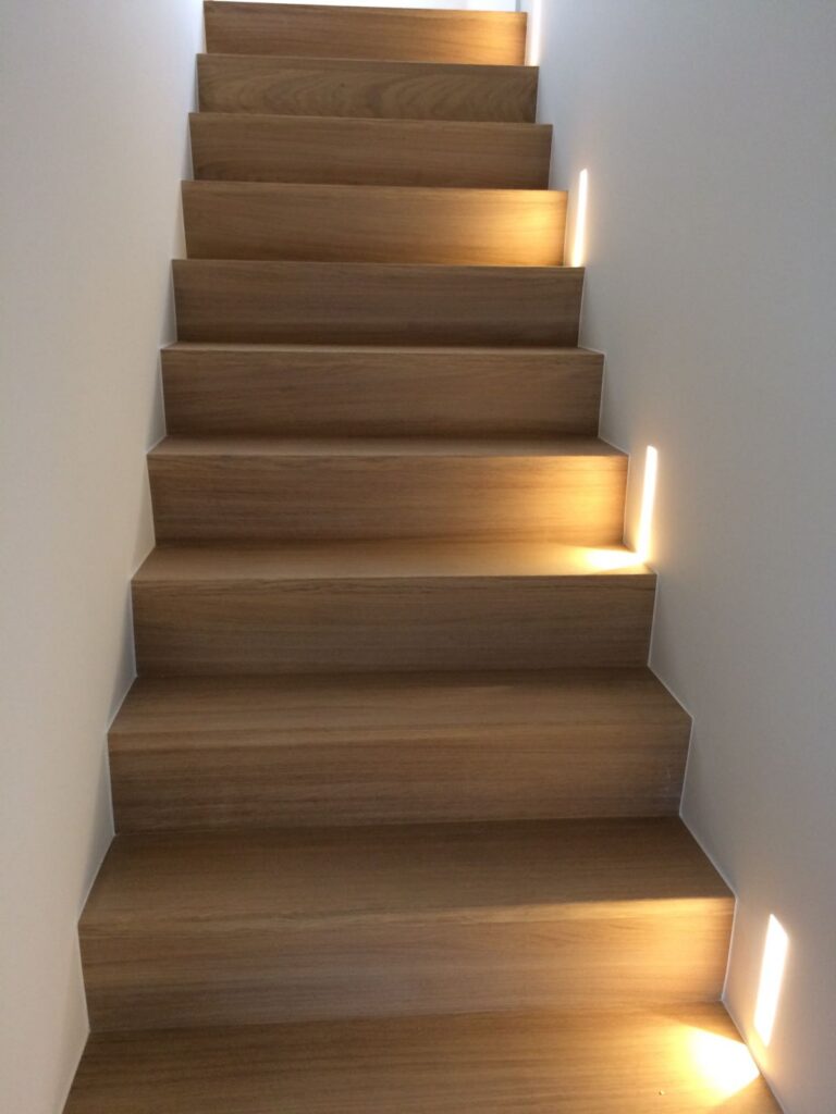 houten trap tussen muren,z-trap,bordes,Essen